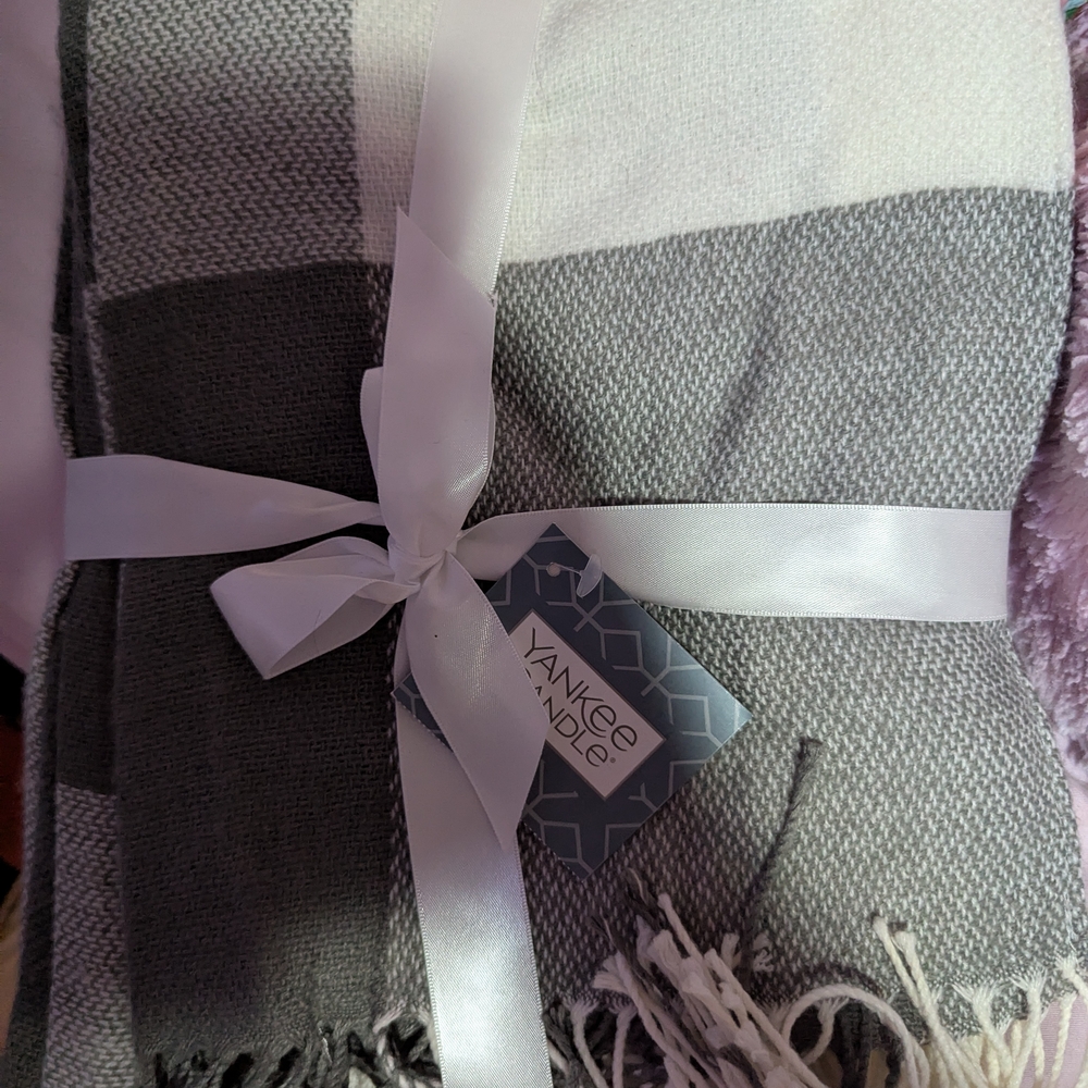 Yankee Candle Gray and White Scarf